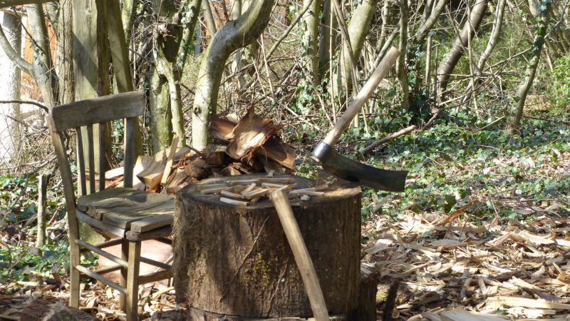 Fabrication des chevilles de fixations en bois pour bardeaux.